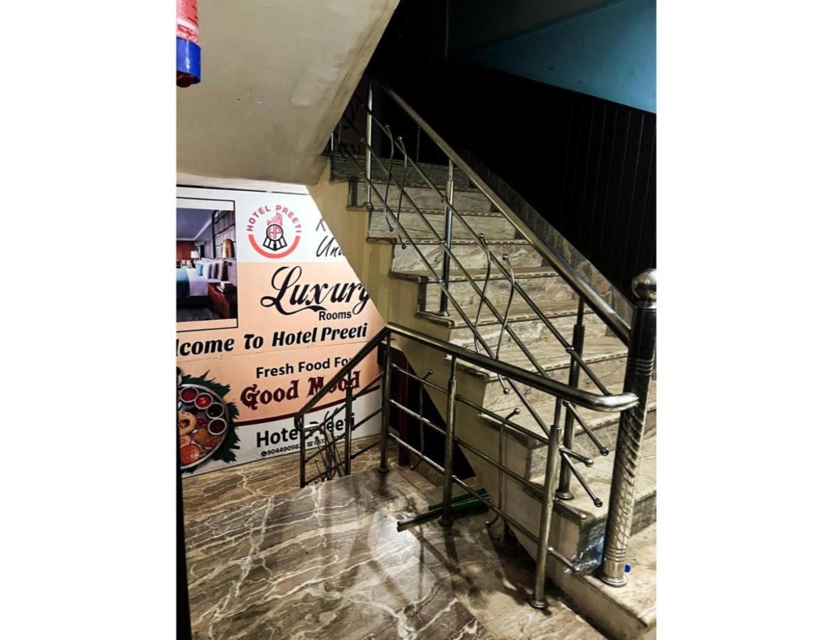 Hotel Preeti,Lalitpur エクステリア 写真